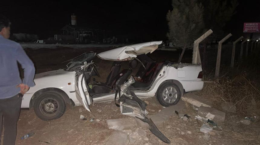 Şanlıurfa'da feci kaza! İş makinesiyle çarpışan otomobilin tavanı koptu: 2 ölü, 6 yaralı