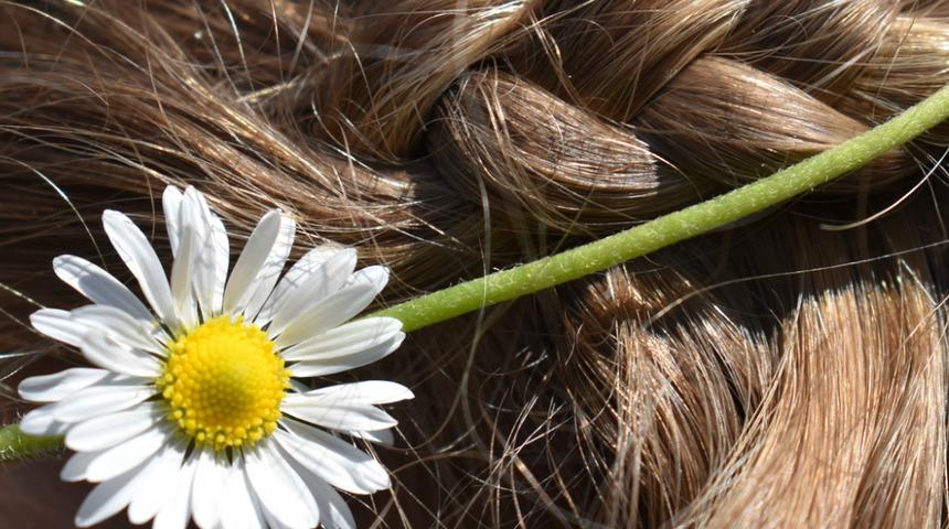 Sa&ccedil; rengini a&ccedil;mak i&ccedil;in kimyasal kullanmanıza gerek yok! Bu doğal y&ouml;ntemlerle...