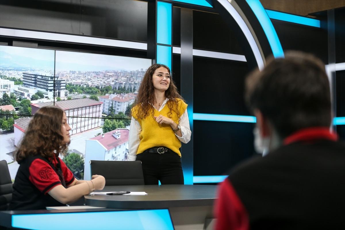 İletişimci adayı liseliler derslerini profesyonel st&uuml;dyoda g&ouml;r&uuml;yor