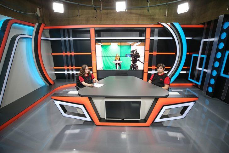 İletişimci adayı liseliler derslerini profesyonel stüdyoda görüyor G4