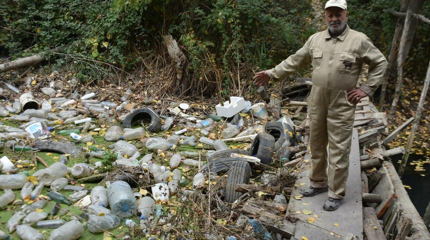 Balık tutulan derenin görüntüsü kahretti! ''Su içtiğimiz dereydi şimdi cam açamıyoruz''