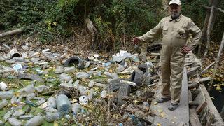 Balık tutulan derenin görüntüsü kahretti! ''Su içtiğimiz dereydi şimdi cam açamıyoruz''