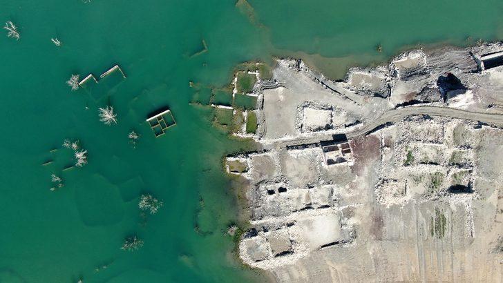 Baraj çekildi, sulara gömülen köy 12 yıl sonra ortaya çıktı G3