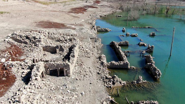 Baraj çekildi, sulara gömülen köy 12 yıl sonra ortaya çıktı G4