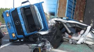 İstanbul'da korkunç kaza! Otomobilin üzerine kamyon devrildi, sıkıştığı yerde hayatını kaybetti