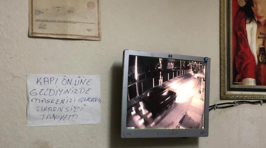 Kumar oynamaya gelenlere ilginç uyarı: Kapı önüne geldiğinizde maskeyi çıkarın, sizi tanıyayım