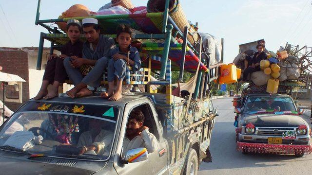 Pakistan'da 2014 yılında aileler Pakistan Talibanı'ndan kaçarken görülüyor.