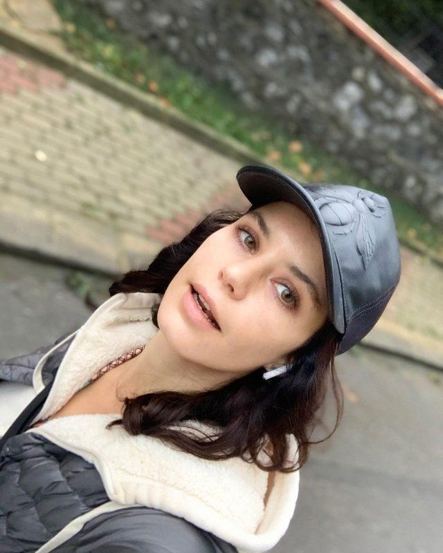 Güzel oyuncu Beren Saat mini elbiseli pozunu paylaştı! Sosyal medya yıkıldı
