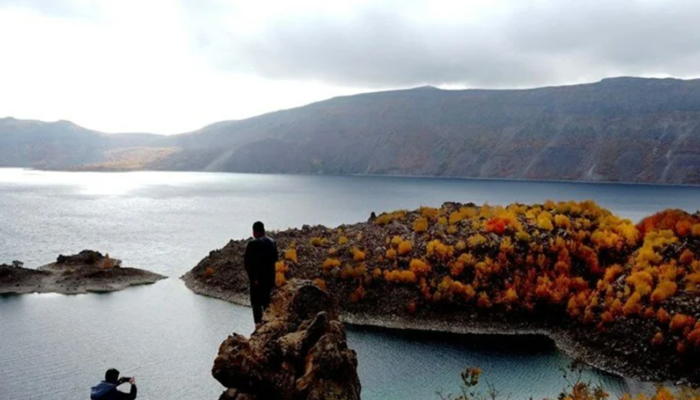Nemrut Krater Gölü’nün eşsiz manzarası görenleri büyüledi! Kartpostallık görüntüler oluştu