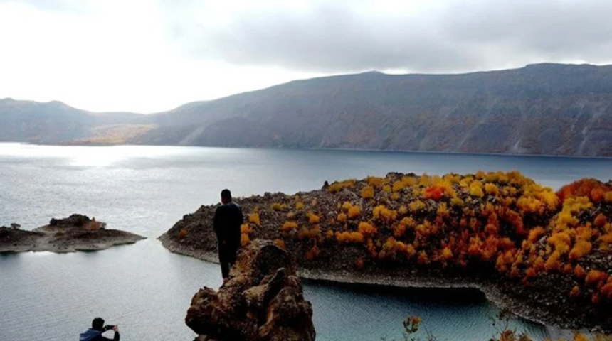 Nemrut Krater Gölü’nün eşsiz manzarası görenleri büyüledi! Kartpostallık görüntüler oluştu