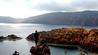Nemrut Krater Gölü’nün eşsiz manzarası görenleri büyüledi! Kartpostallık görüntüler oluştu