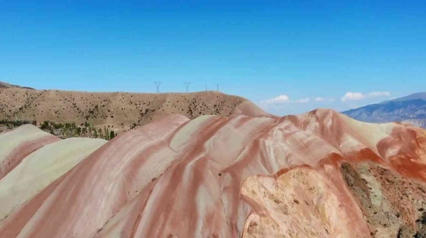 Gökkuşağı tepelerinin eşsiz manzarası görenleri büyülüyor! Bir bakan bir daha baktı