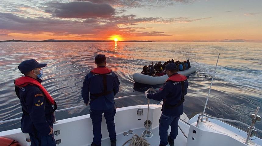 İzmir a&ccedil;ıklarında T&uuml;rk kara sularına itilen 67 d&uuml;zensiz g&ouml;&ccedil;men kurtarıldı