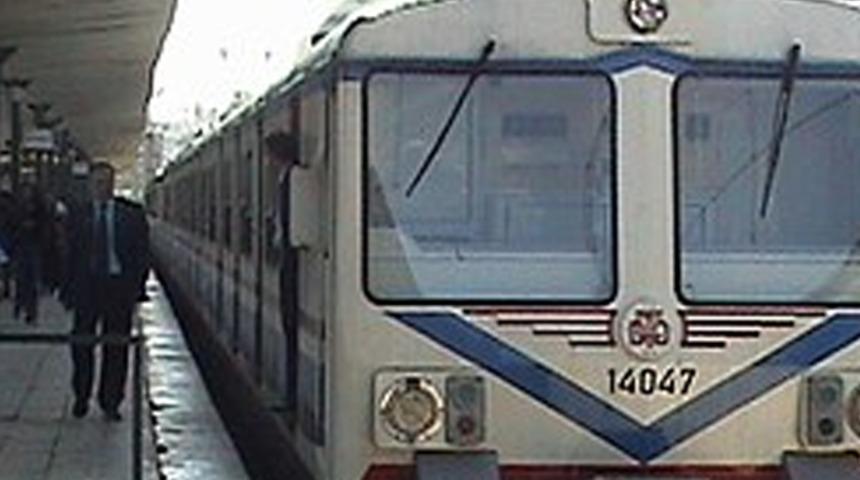 Korkun&ccedil; olay! Trenin &ouml;n&uuml;ne atlayarak intihar etti 