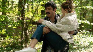 Camdaki Kız 15. son bölümde Nalan ve Hayri'nin yakınlaştığı anlar! Hayri, Nalan'ın yardımına böyle koştu