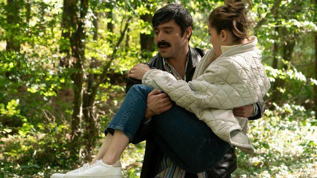 Camdaki Kız 15. son bölümde Nalan ve Hayri'nin yakınlaştığı anlar! Hayri, Nalan'ın yardımına böyle koştu