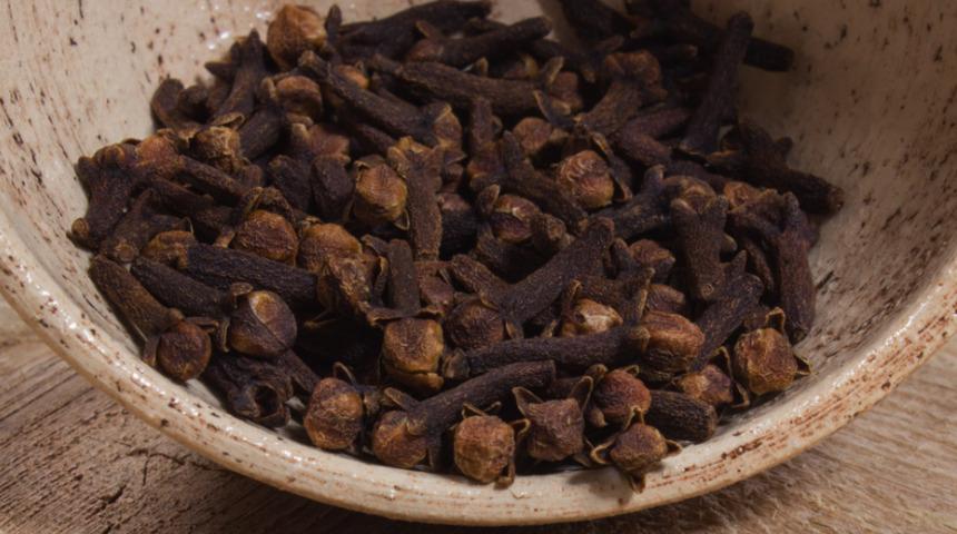 Korkulu r&uuml;yamız g&ouml;z altı morlukları yok olacak! Mucizevi karanfil kremi tarifi