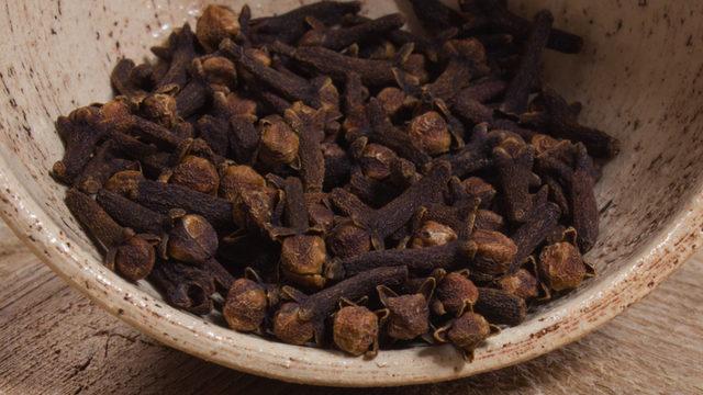 Korkulu rüyamız göz altı morlukları yok olacak! Mucizevi karanfil kremi tarifi