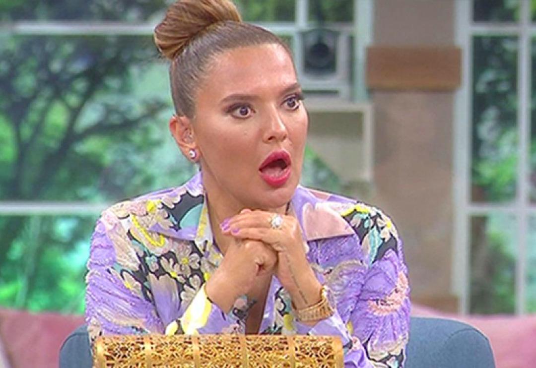 G&ouml;renler şaştı kaldı! Demet Akalın annesiyle birebir aynı