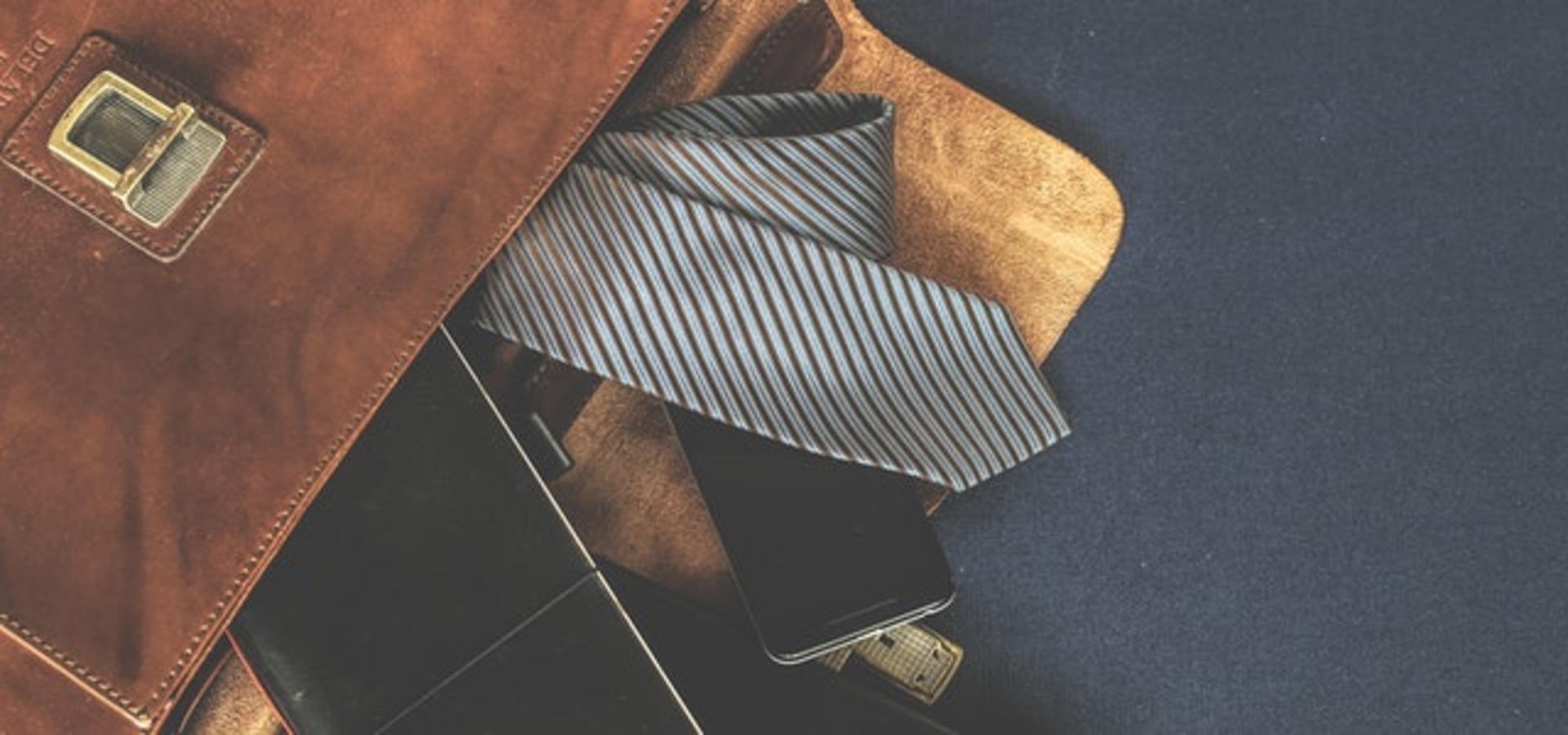 Erkekler için her kombine uygun, bol cepli omuz çantası modelleri