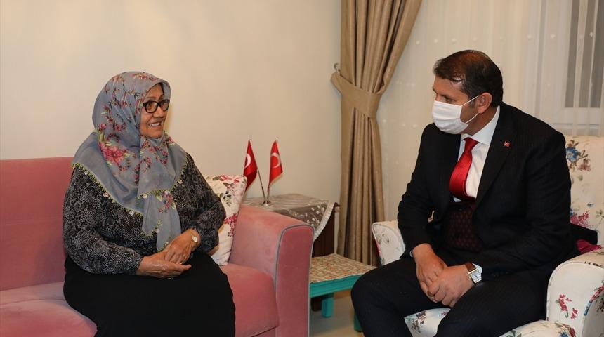 Sivas'ta hayırsever kadın cami inşaatına bileziğini bağışlayarak destek oldu