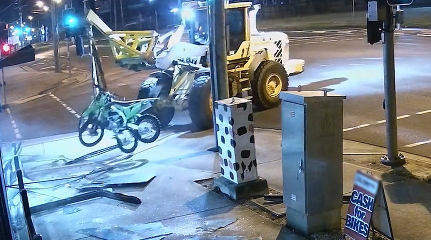 Avustralya’da iş makinesiyle motosikletleri çaldı