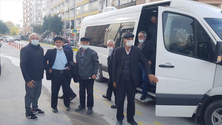 Belediye başkanı, belediyeyi şikayet eden vatandaşların mahkemeye ulaşımı için minibüs tahsis etti G1