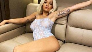 Rita Ora'dan üstsüz paylaşım!