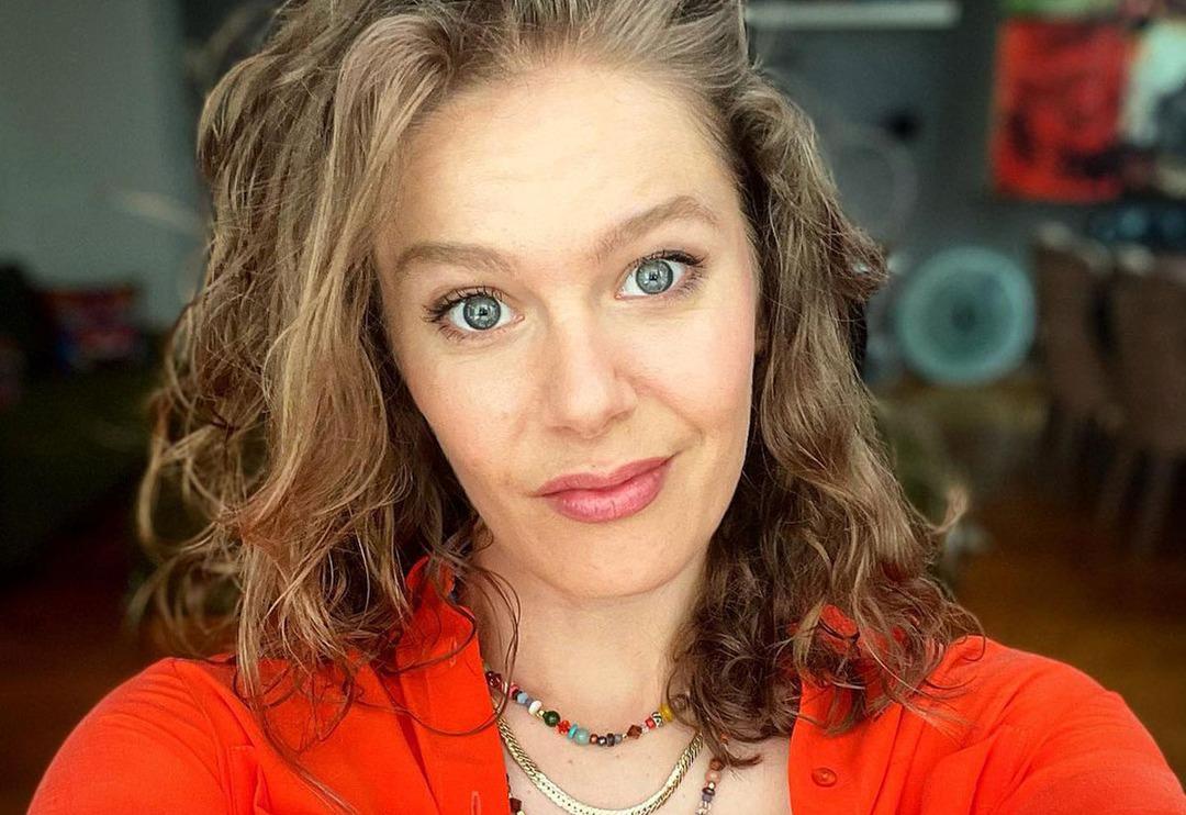 Burcu Biricik'in kardeşini g&ouml;renler inanmadı! "İnsan hi&ccedil; mi benzemez"