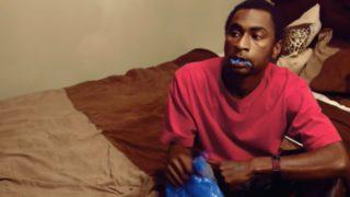 Bu bağımlılık bambaşka! Plastik poşetlere yemek için para ödeyen adam: En sevdiğim çöp torbaları...