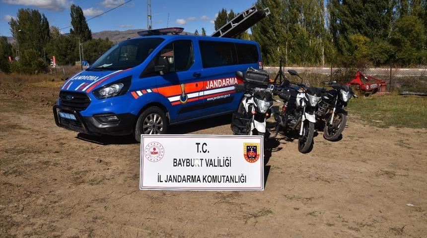 Bayburt'ta motosiklet çaldıkları iddiasıyla yakalanan 5 zanlıdan 4'ü tutuklandı