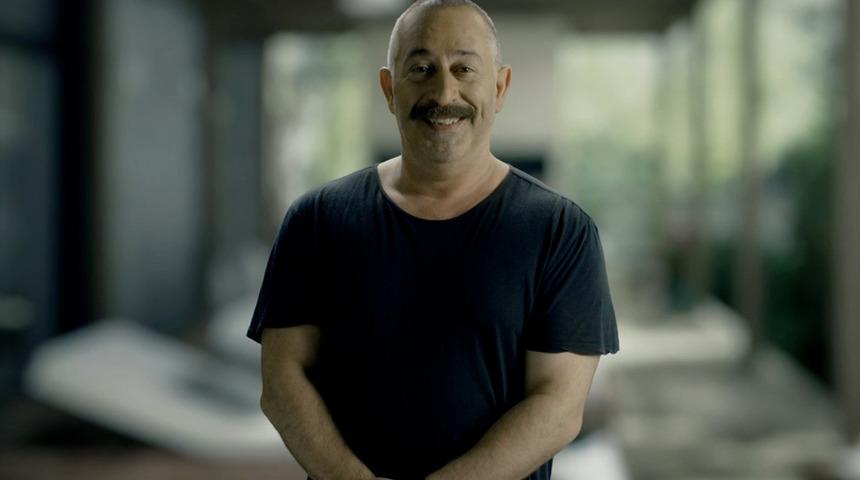 Cem Yılmaz NFT'sini Refik Anadol'a hediye etti!