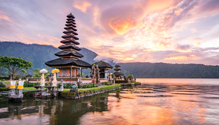 Endonezya’nın en turistik adalarından Bali, kapılarını yabancı turistlere yeniden açtı