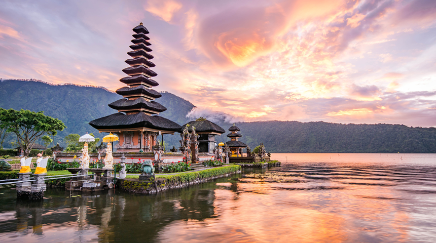 Endonezya’nın en turistik adalarından Bali, kapılarını yabancı turistlere yeniden açtı