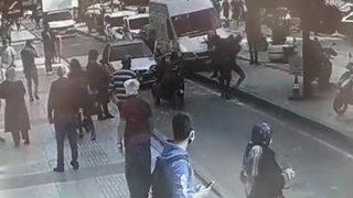 Tekerlekli sandalyedeki engelliye ve arkadaşına ‘yolu kapattın’ dayağı kamerada