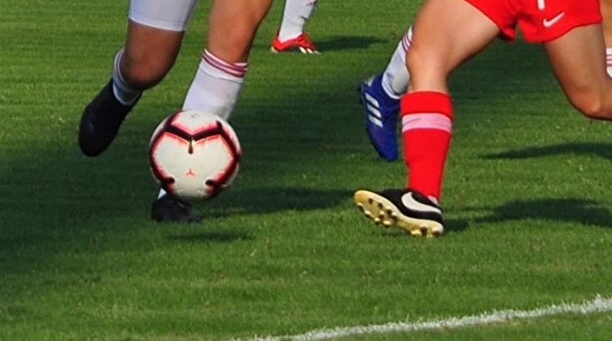 Otelden atılan kadın futbolcular sokakta uyudu!