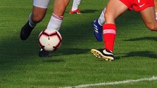 Otelden atılan kadın futbolcular sokakta uyudu!