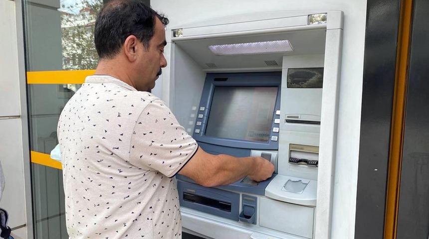 Taksit yatırmaya gitti, 10 bin TL buldu