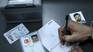 Kimliklerde yeni dönem! Güvenli elektronik imza atabilmek için de kullanılabilecek
