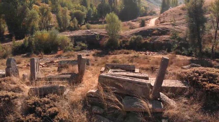 Tatvan'da esrarengiz mezarlar