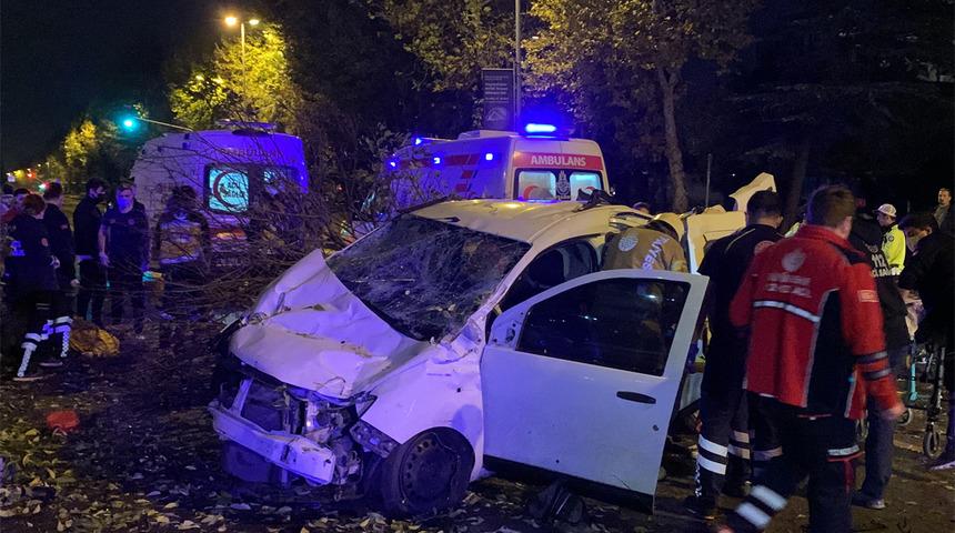 Maltepe'de feci kaza! Refüje çarpan araç, taklalar atarak attı: 4 yaralı