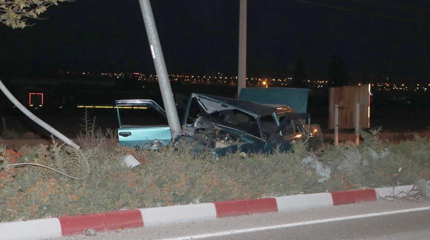 Karaman'da otomobilin direğe çarpması sonucu 2 kişi yaralandı