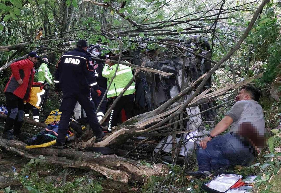 Samsun'da korkun&ccedil; kaza! Yolcu otob&uuml;s&uuml; 150 metreden dereye yuvarlandı: &Ouml;l&uuml; ve yaralılar var
