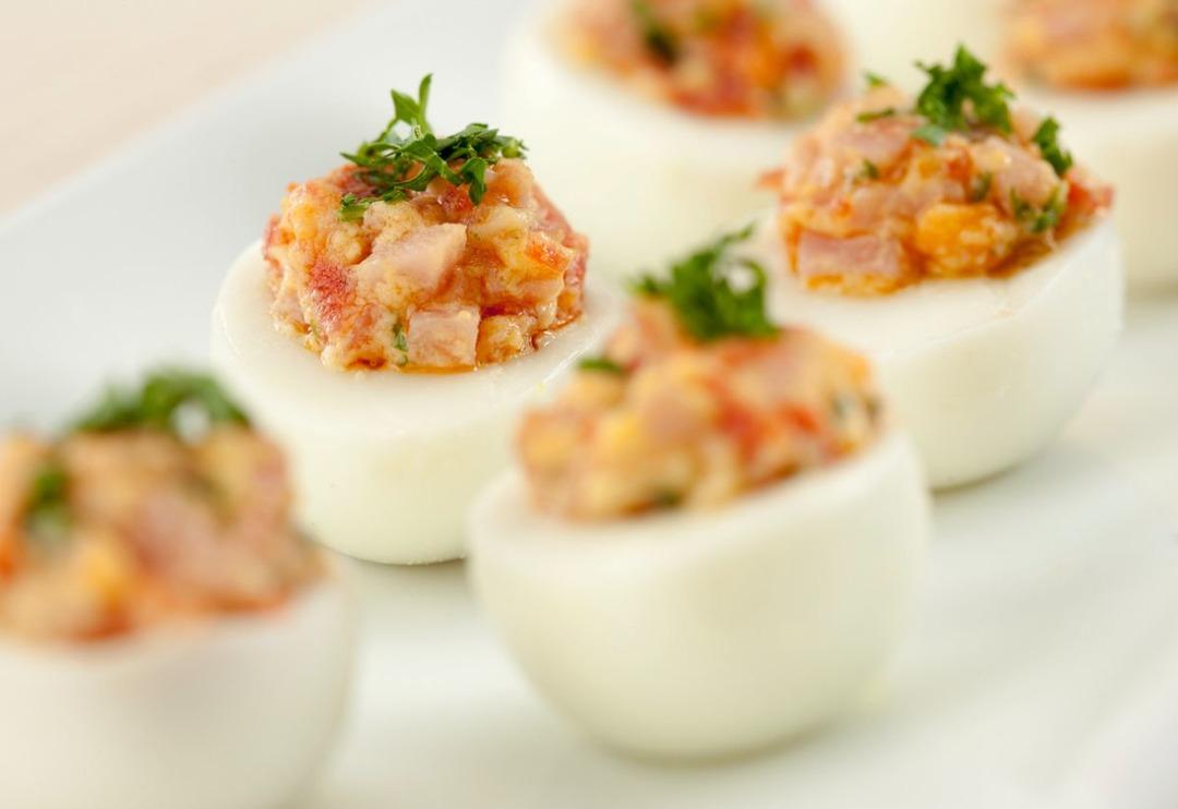 Hafta sonu kahvaltısına &ccedil;ok yakışacak bir lezzet! İşte parmak yediren yumurta dolması tarifi