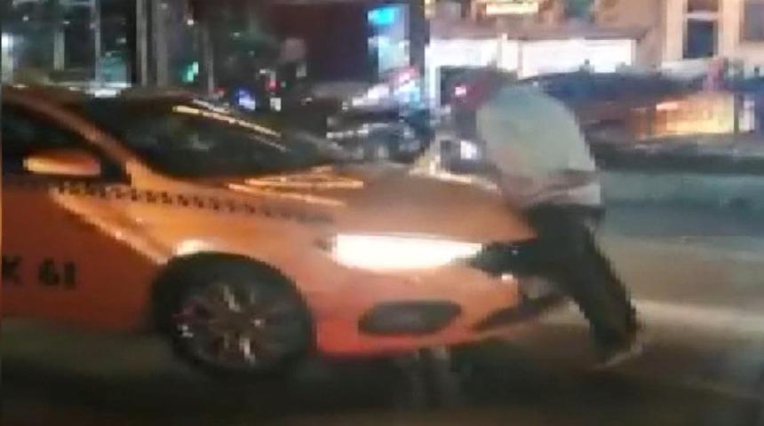 Beyoğlu'nda bir yolcu alınmadığı taksinin üstüne çıkarak tepki gösterdi