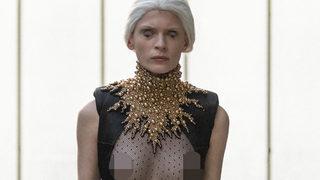 Paris'te ürkütücü defile! Mankenler böyle gezdi