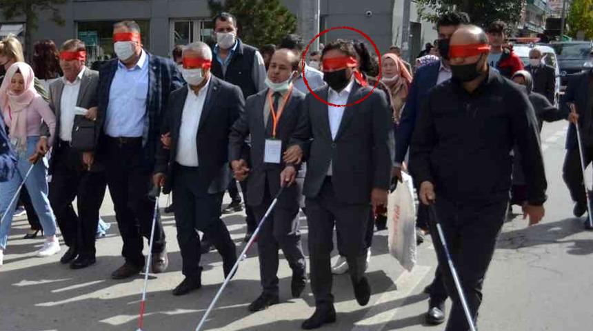 Vali, görme engelli bireylerin sorunlarını gözüne taktığı bandajla yürüyerek gördü