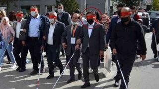 Vali, görme engelli bireylerin sorunlarını gözüne taktığı bandajla yürüyerek gördü
