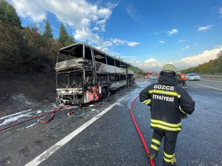 Düzce'de boş yolcu otobüsü yanarak kullanılamaz hale geldi G1