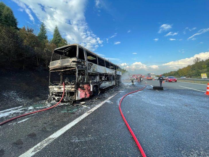Düzce'de boş yolcu otobüsü yanarak kullanılamaz hale geldi G2